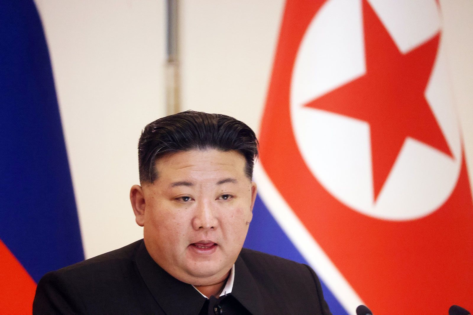 Kim Jong-un chega para assistir desfile militar na China