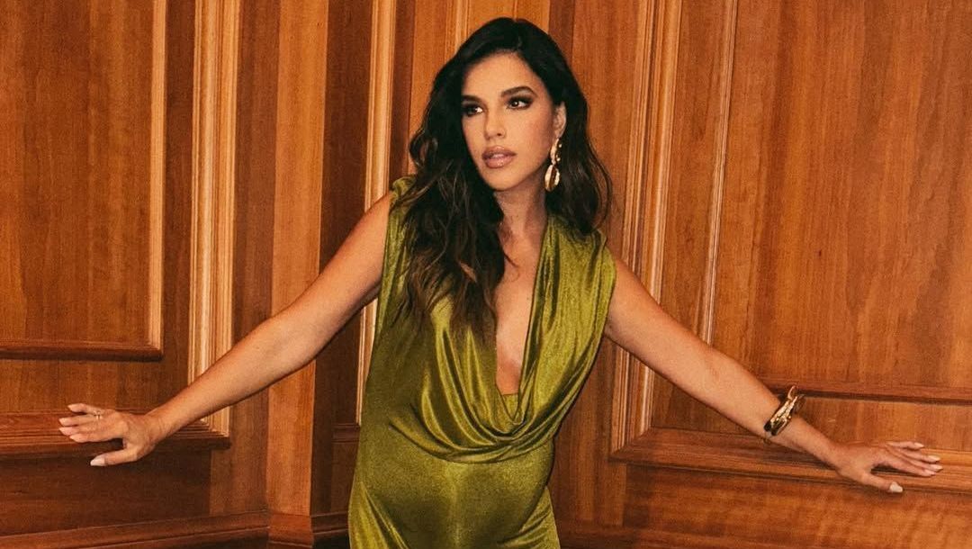 Mariana Rios exibe barrigão em vestido no casamento de filha do Faustão