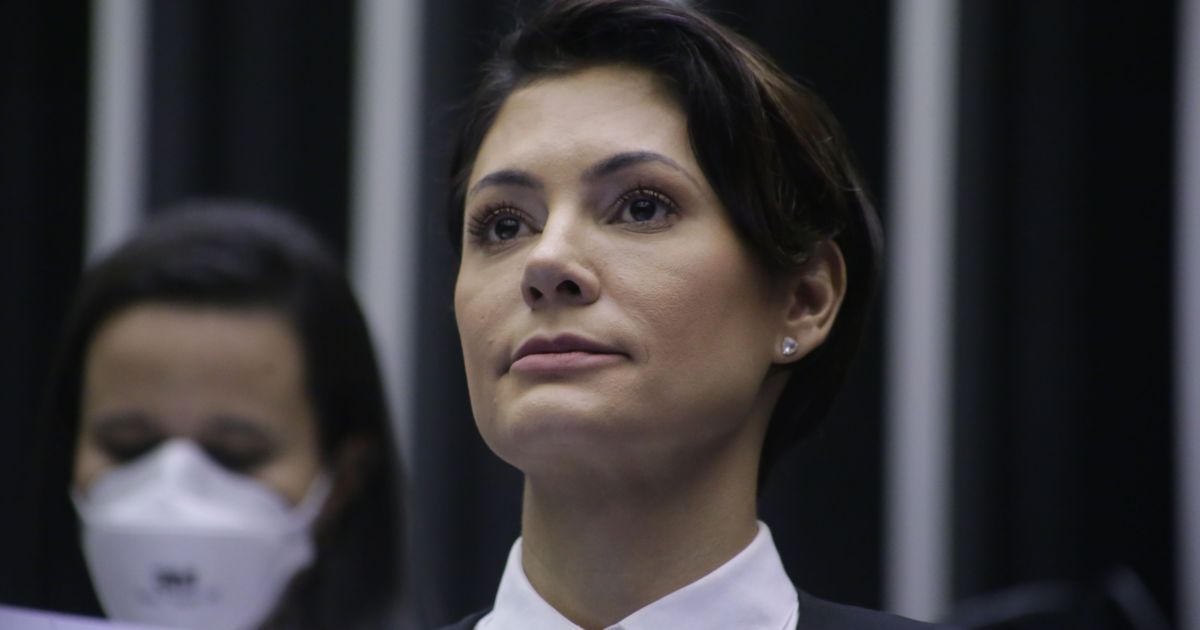 Michelle diz que soluços de Bolsonaro deram “trégua”: “Meu amor está bem”