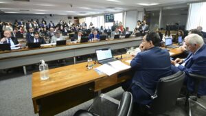 "Deve acontecer também com Gol e Azul", diz ministro após compra da Latam