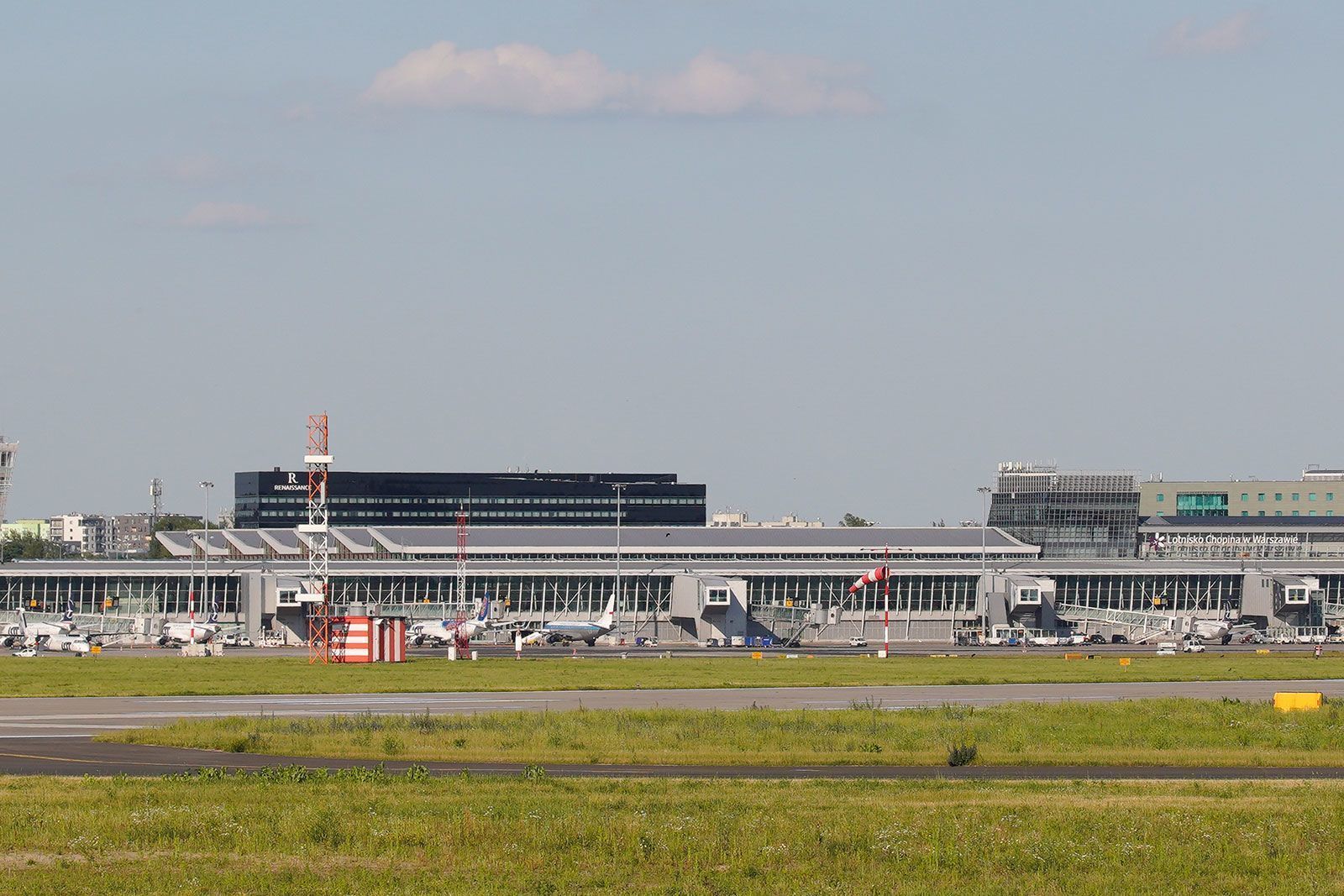 Polônia abate drones russos em seu território e fecha aeroportos