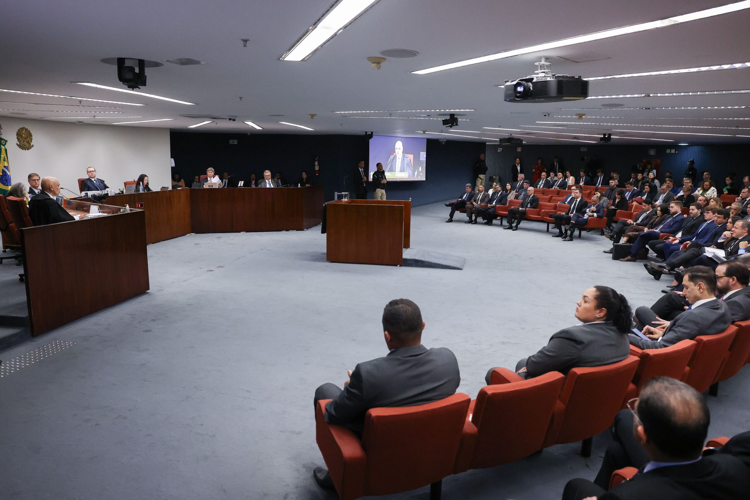 STF avalia delação e defesa antes de decidir sobre condenação de Bolsonaro