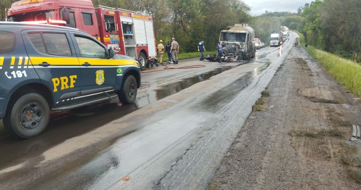 Quatro pessoas morrem após colisão entre carro e caminhão no RS