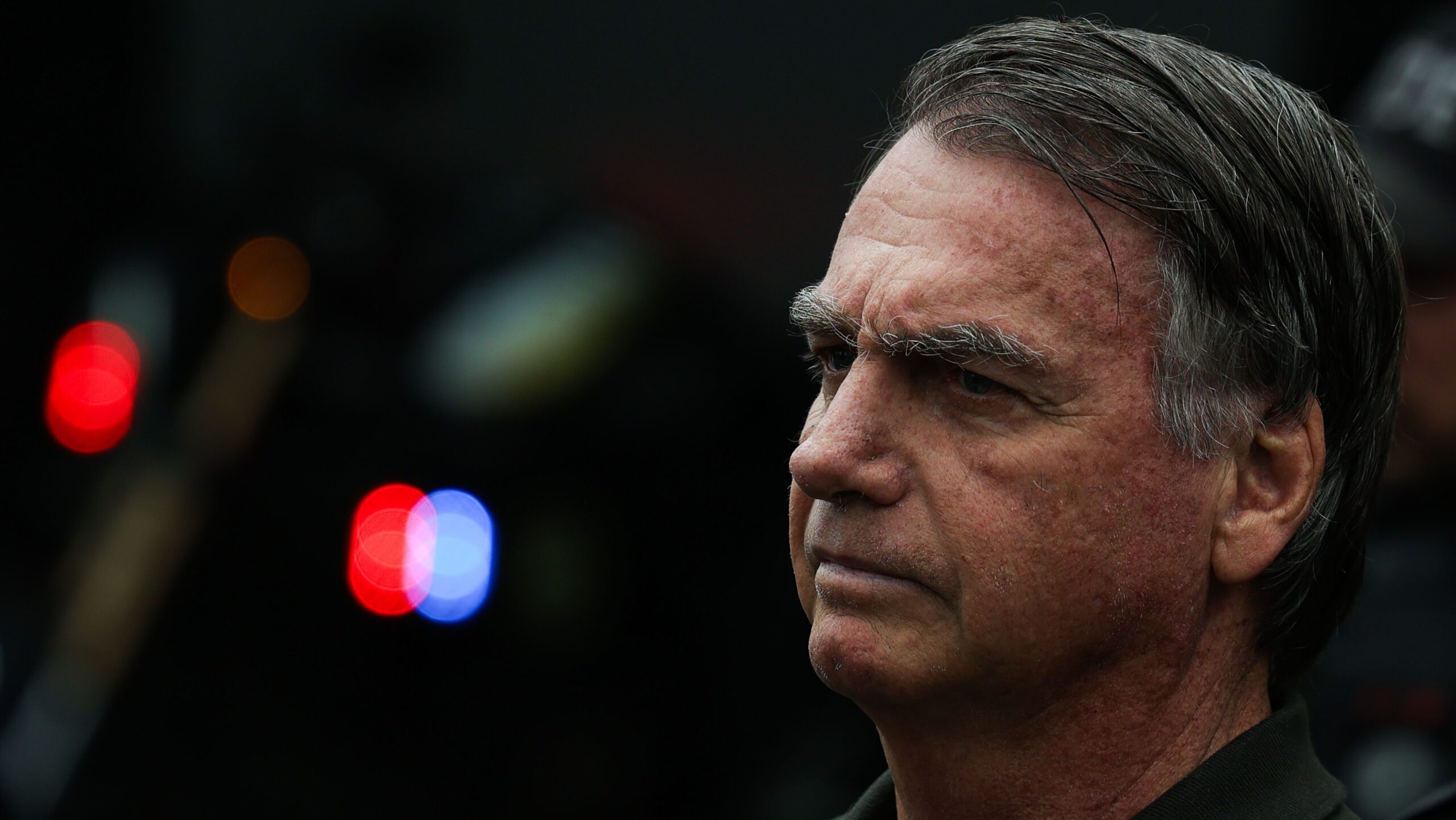 Sob questionamento por demora em hospital, Bolsonaro envia atestado ao STF