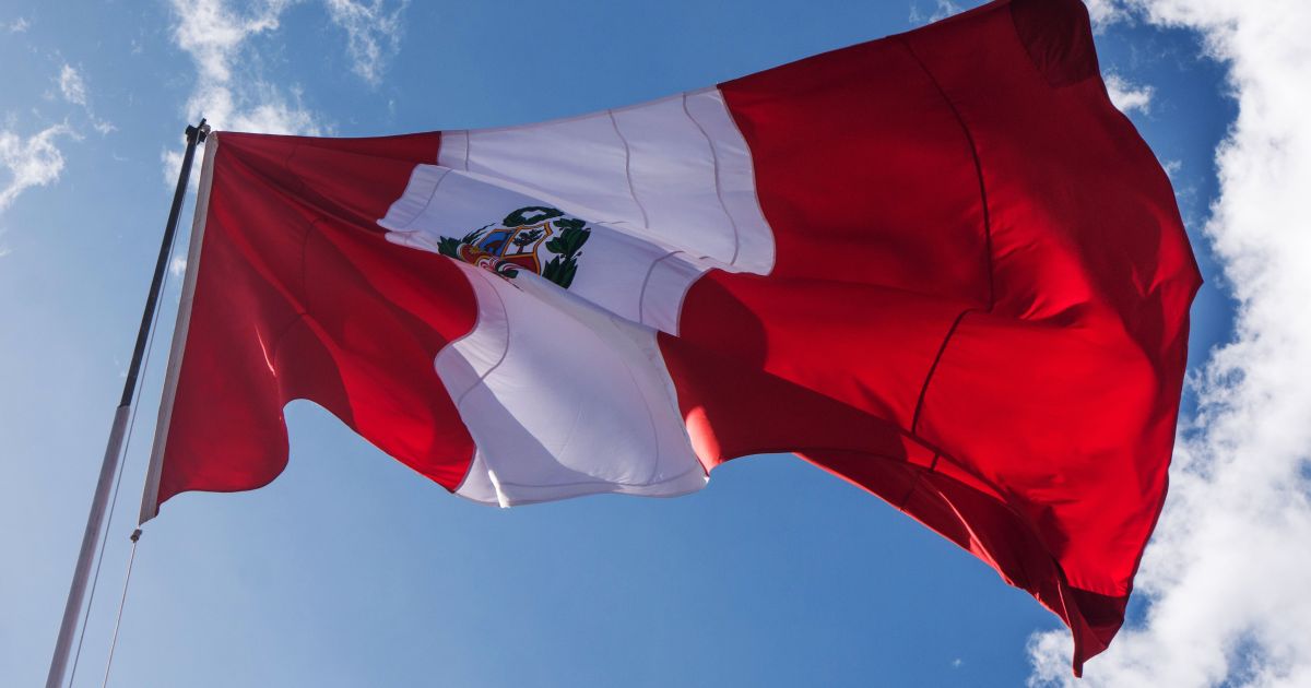 Van de músicos bolivianos bate em caminhão no Peru e deixa 14 mortos