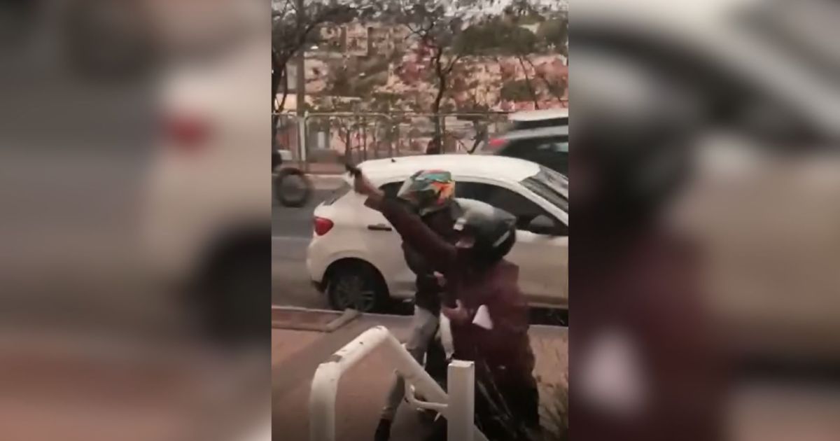 Vídeo: homens roubam celulares e trocam tiros em condomínio de SP