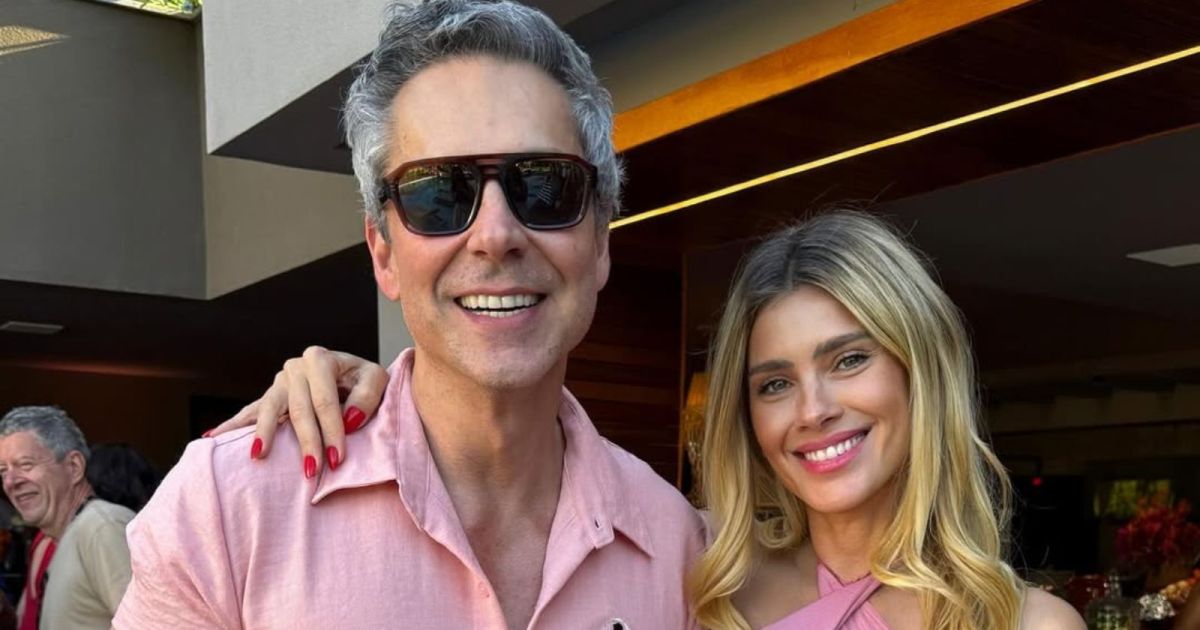 Alexandre Nero adere look monocromático em festa de “Vale Tudo”