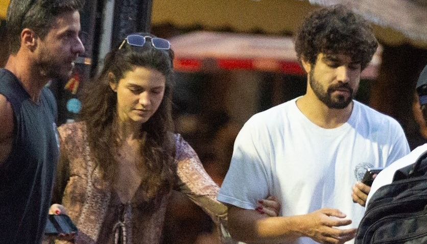 Caio Castro faz rara aparição ao lado da namorada; veja