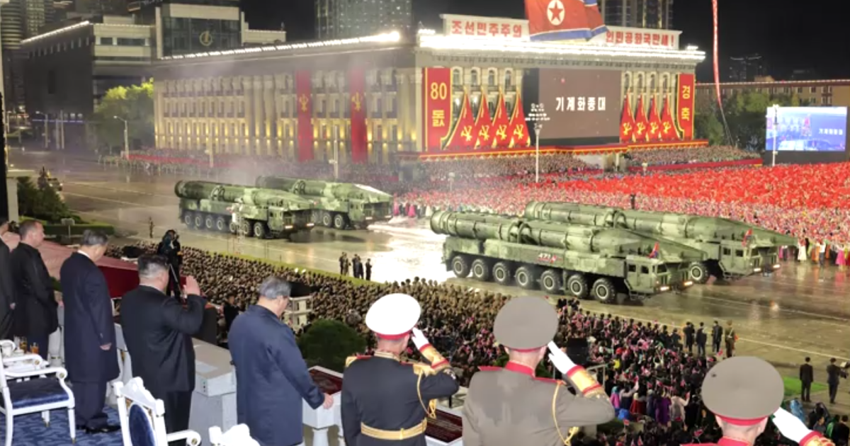 Coreia do Norte exibe novo míssil intercontinental em desfile militar