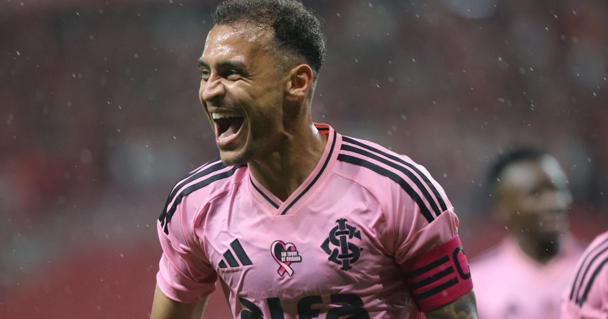 Debaixo de chuva, Internacional derrota o Botafogo pelo Brasileirão