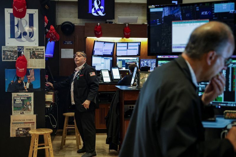 Dow Jones e S&P 500 renovam recordes e Nasdaq cai em sessão volátil