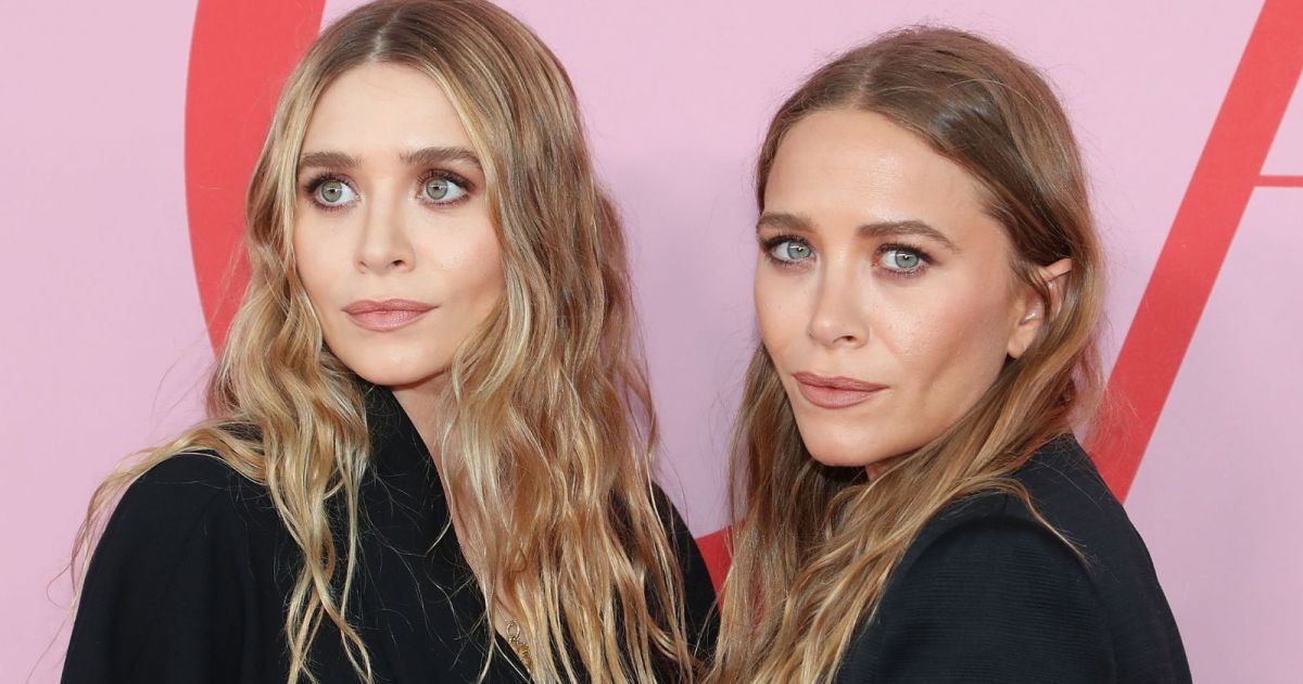 Em desfile, marca das gêmeas Olsen distribui água "mais pura" de US$ 225