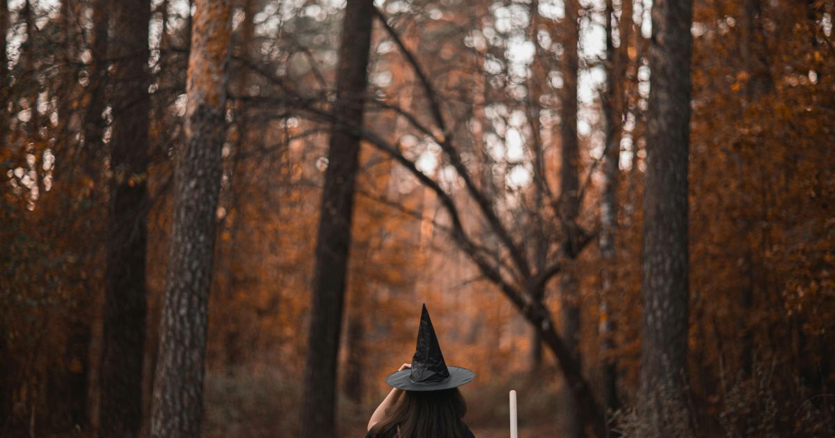 Entre caldeirões e autocuidado: o retorno político das bruxas