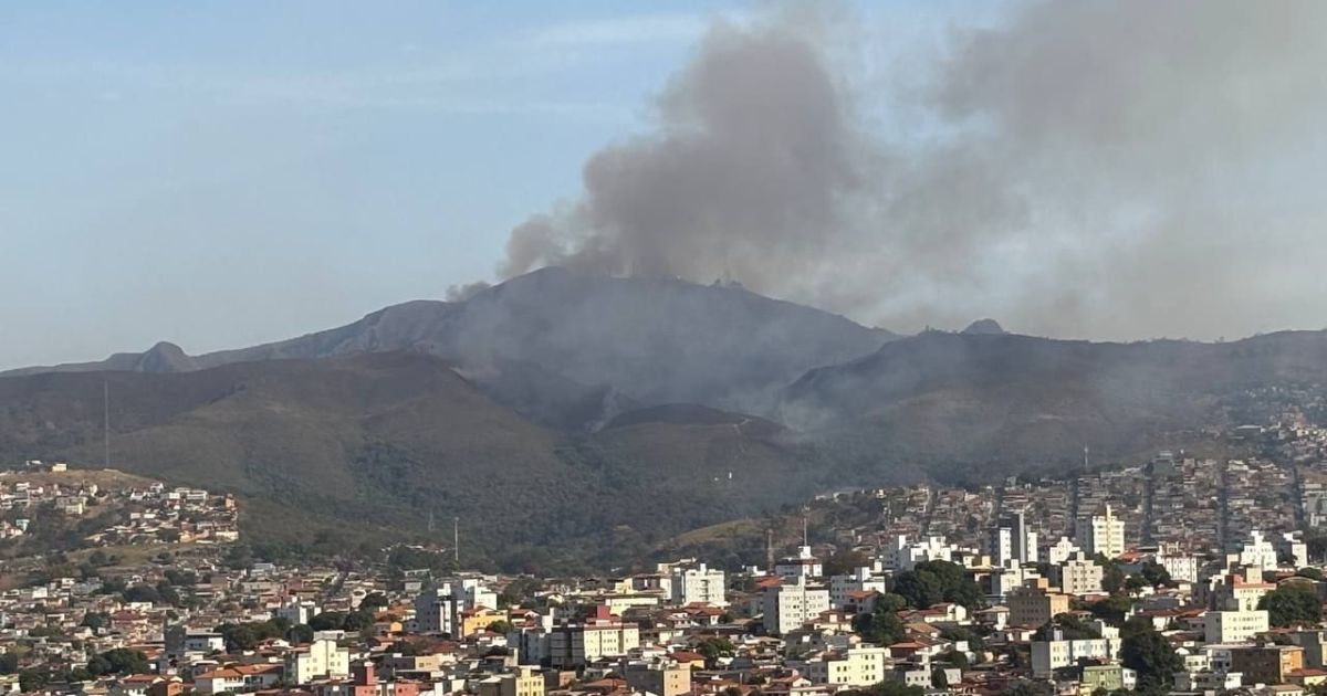 Incêndio em vegetação na Serra do Curral (MG) já dura mais de 18 horas