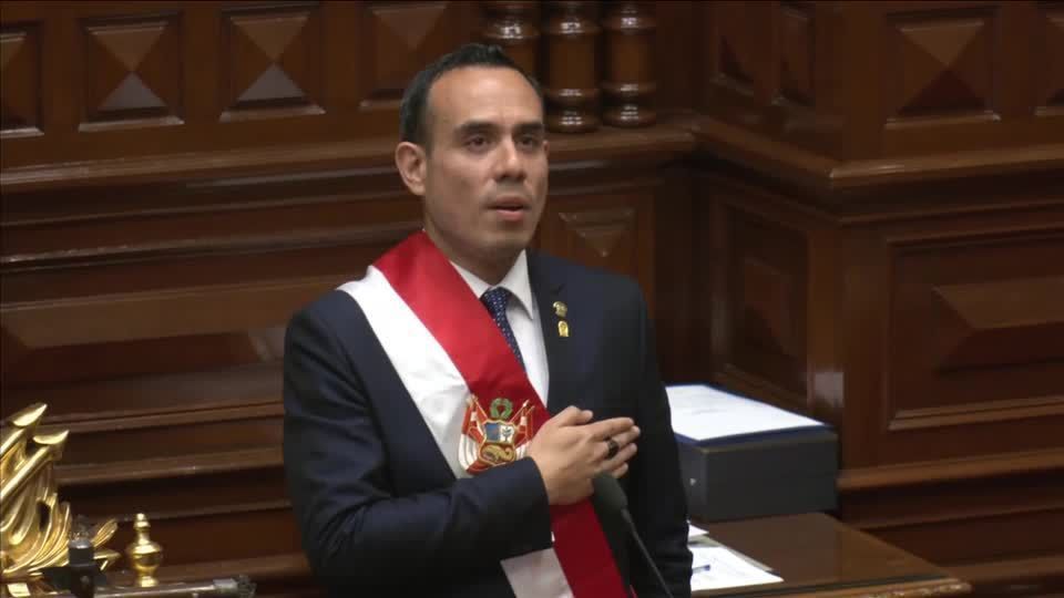 José Jeri toma posse como presidente interino do Peru