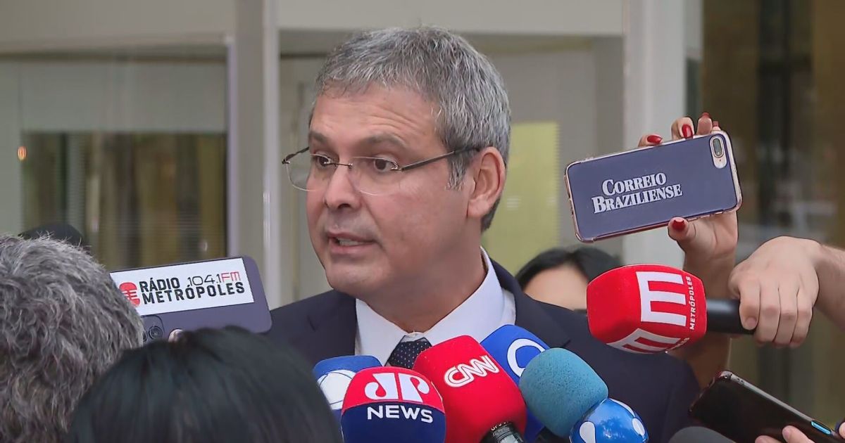 Lindbergh pede abertura de inquérito contra governador do Rio