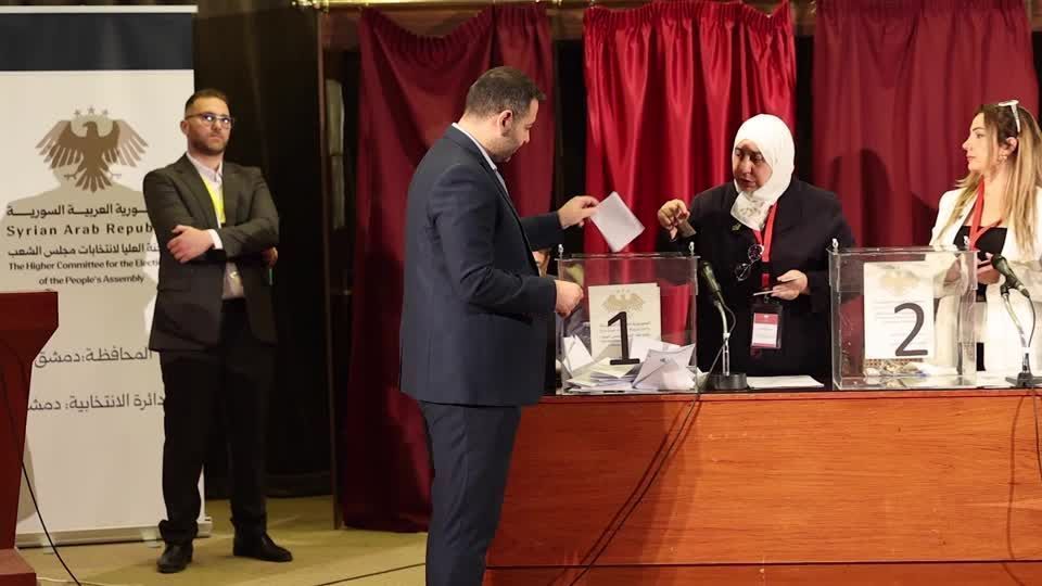 Síria realiza primeira eleição parlamentar desde queda do regime de Assad