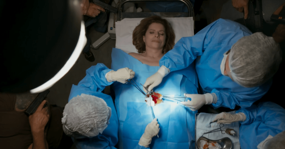 "Vale Tudo": Debora Bloch mostra bastidores da cirurgia de Odete Roitman