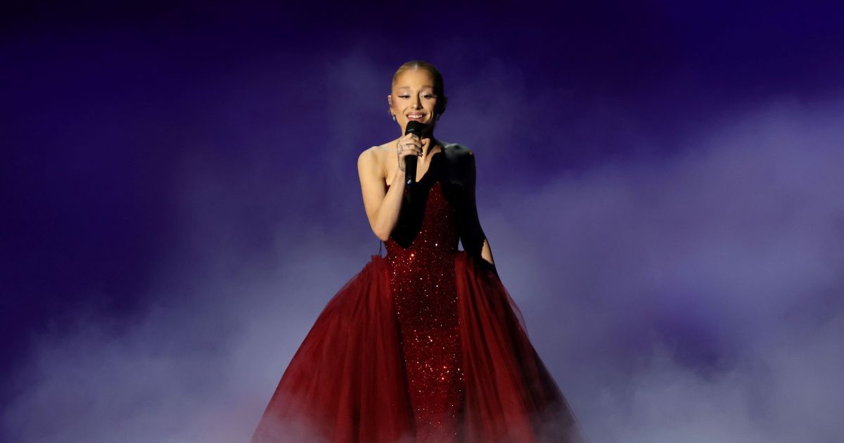 Ariana Grande explica por que fará turnê com metade do tamanho habitual