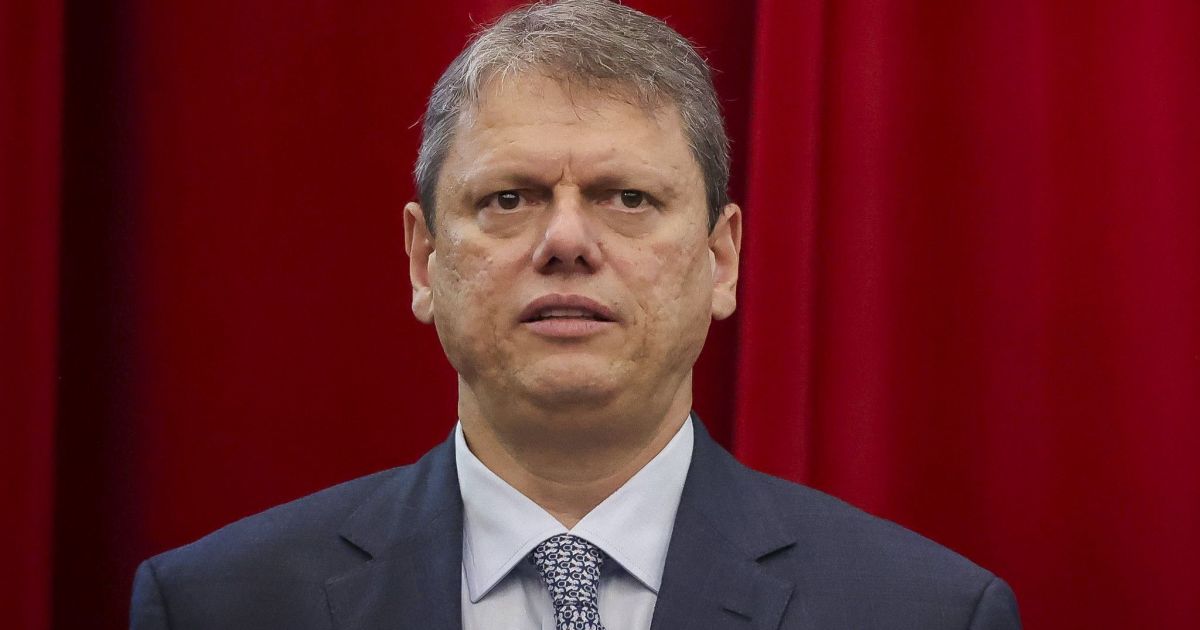 Em dia de julgamento, Tarcísio agradece Bolsonaro: "Gratidão não prescreve"