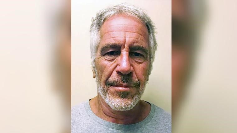 Epstein trocou e-mail sobre Trump e o então príncipe Andrew com Bannon