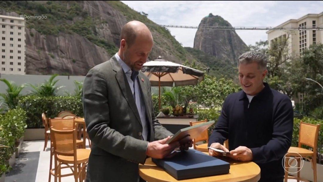 Príncipe William se emociona ao receber foto de Diana no "Domingão"