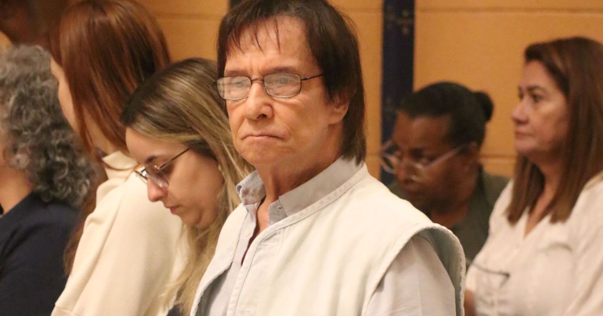 Roberto Carlos vai à missa de 7º dia de irmã, Norma Braga