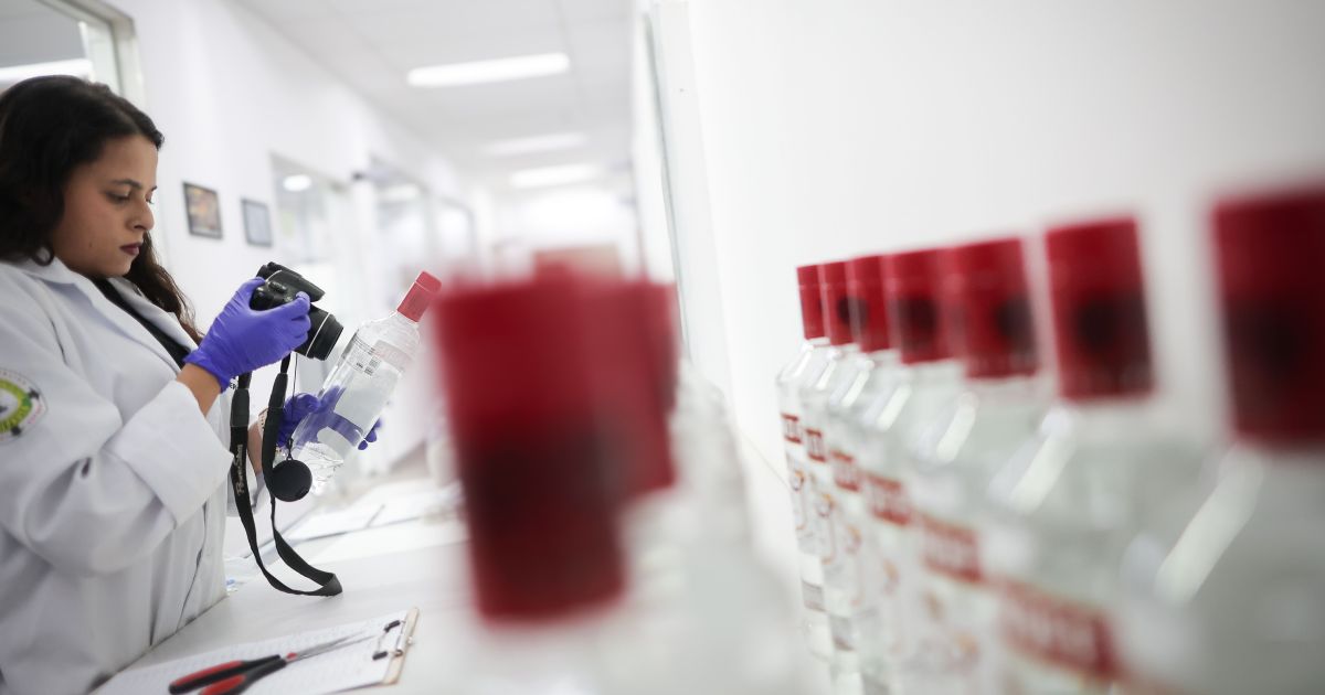 Sete em cada dez brasileiros temem consumir bebida adulterada, diz pesquisa