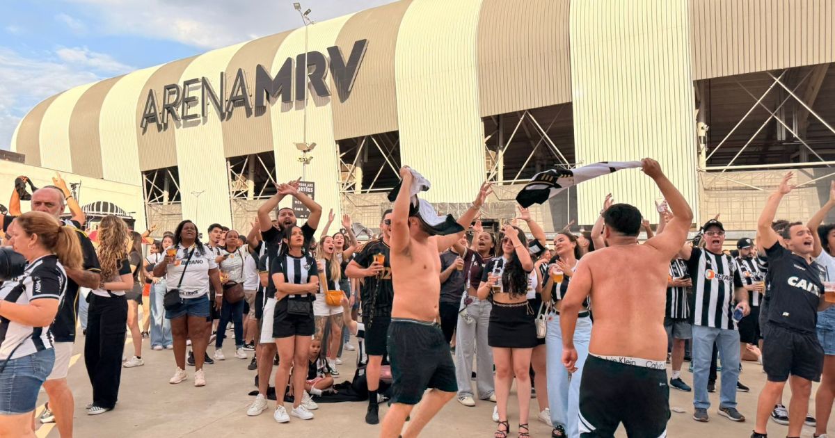Torcida do Atlético-MG vai à loucura e solta a voz ao cantar hino do clube
