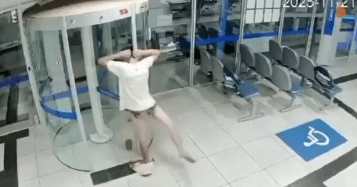 Vídeo: Ladrão fica preso em porta giratória de banco e acaba só de cueca
