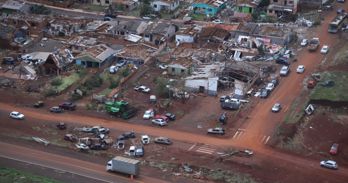 Vítimas de tornado no PR podem antecipar benefícios do INSS, diz ministério