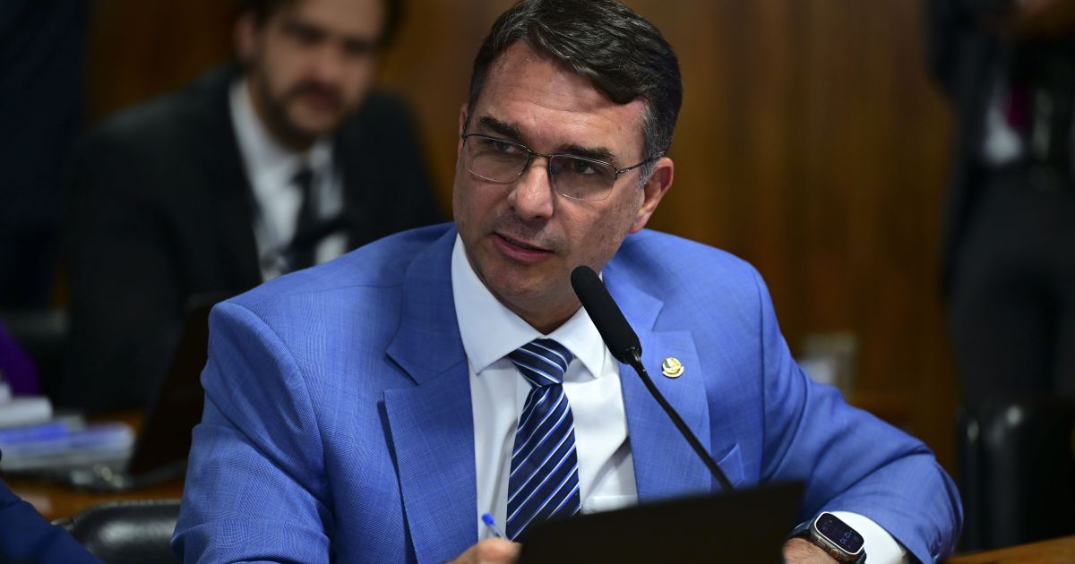 Análise: Flávio não tem carisma de Bolsonaro nem apoio do Centrão