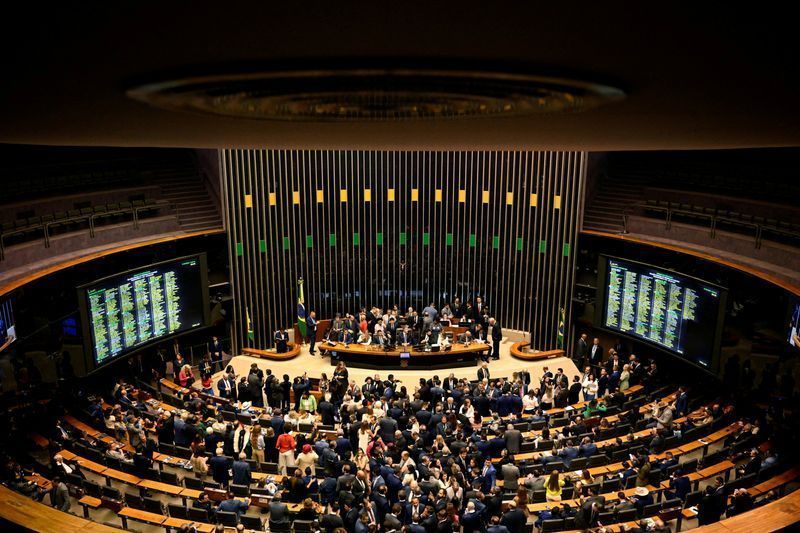 Análise: STF pressiona por cassação de mandatos; Câmara tenta preservá-los