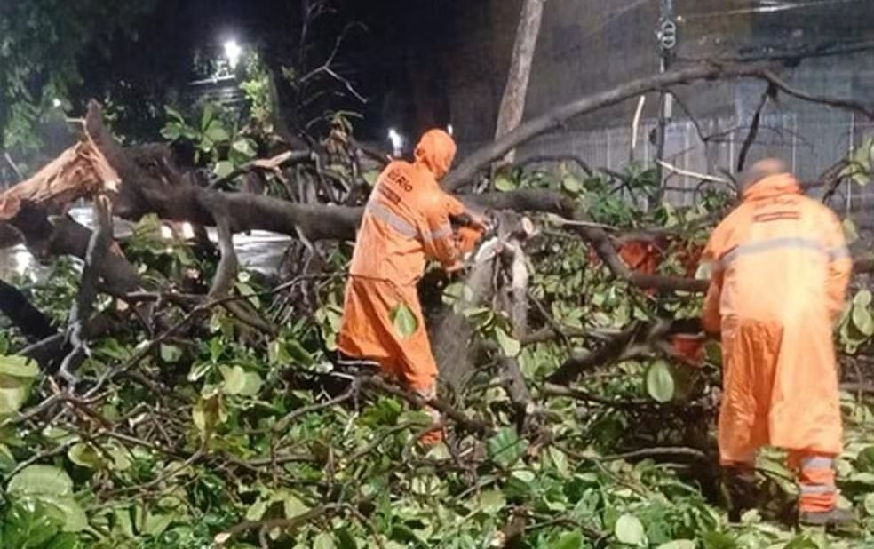 Chuva forte na madrugada deste sábado provoca transtornos no Rio