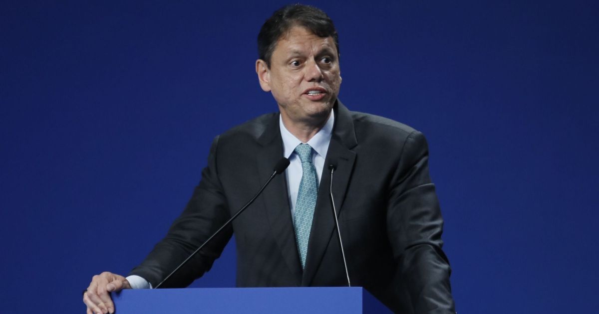 Diante de Lula, Tarcísio critica polarização: "Hora de mudar essa chave"