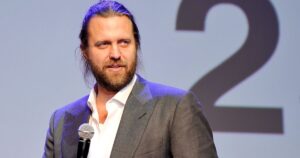 Diretor rouba dinheiro de série e torra investimento milionário da Netflix