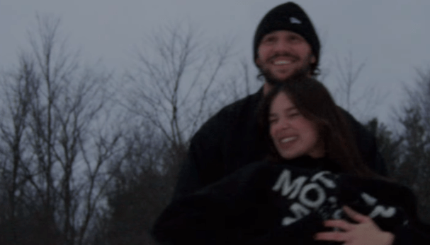 Hailee Steinfeld anuncia gravidez do primeiro filho; veja