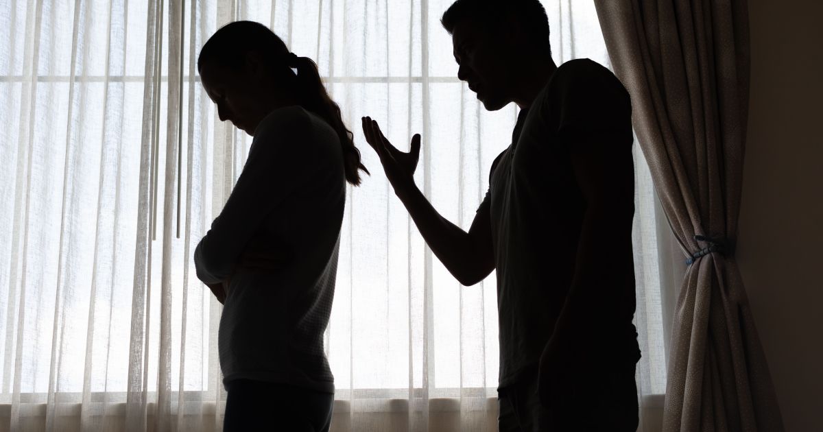 Homem é preso por bater e manter namorada grávida em cárcere privado no RJ