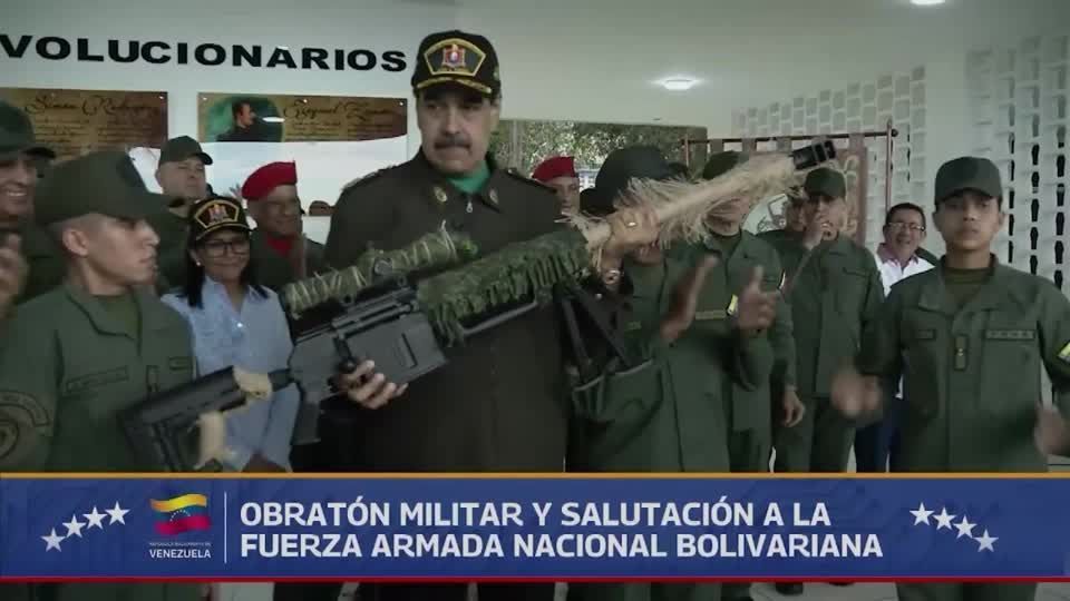 Maduro recebe rifle e diz que Venezuela tem “guerreiros invencíveis”