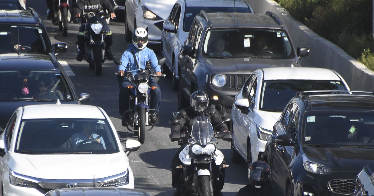 Prefeitura notifica Uber e 99 por possível alta de preço abusivo em SP