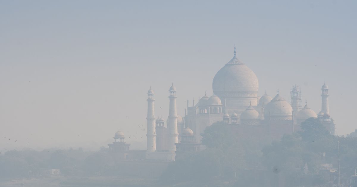 Taj Mahal é "engolido" por poluição na Índia; veja imagem