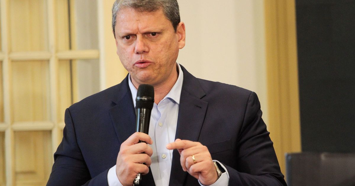 Tarcísio dá apoio a Flávio, mas diz que direita terá mais nomes em 2026