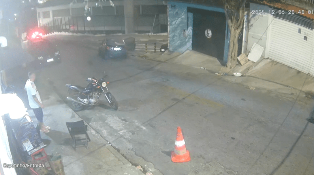 Vídeo: mulher salta de carro após ser esfaqueada pelo ex em Osasco (SP)