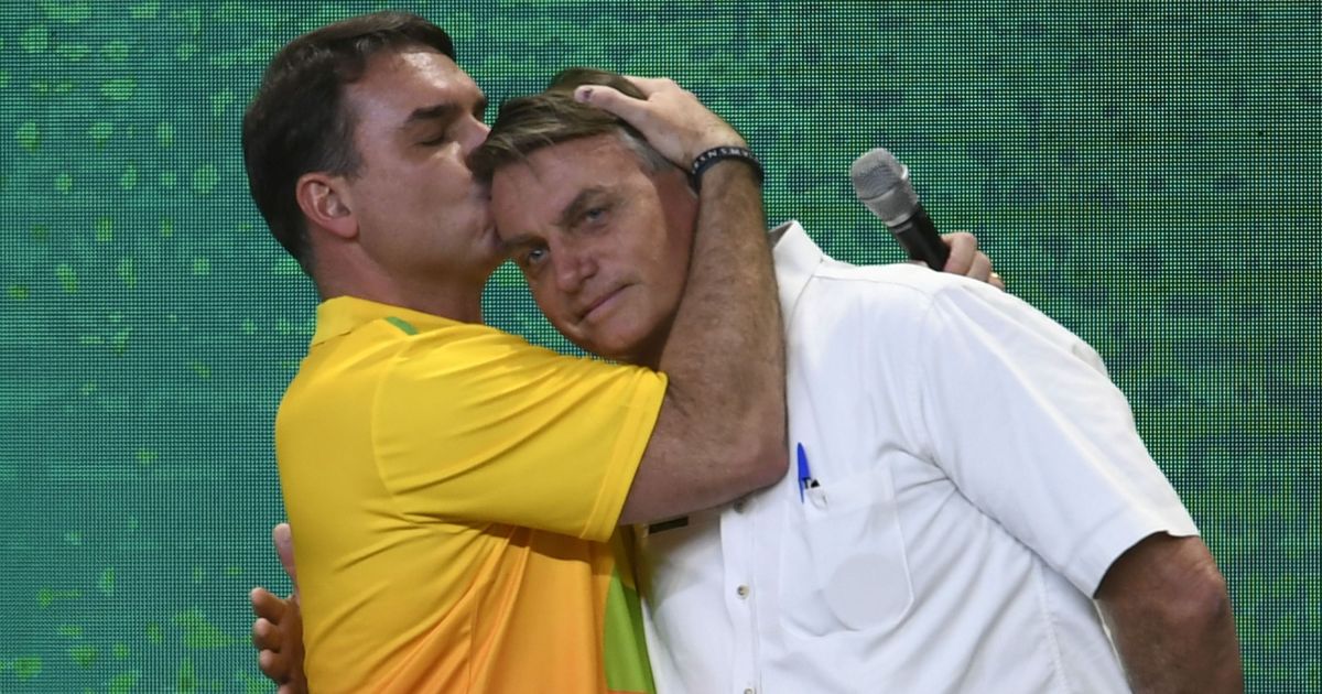 Espero que em breve Bolsonaro seja transferido para casa, diz Flávio