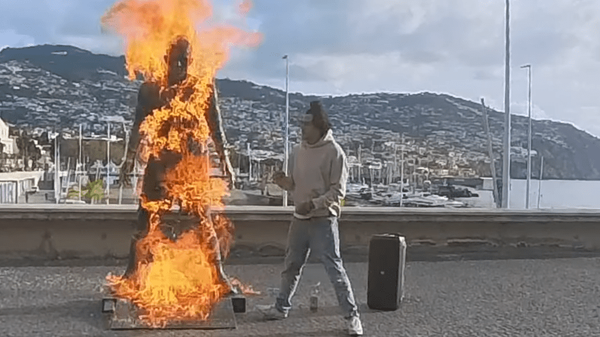 Estátua de Cristiano Ronaldo é incendiada em Portugal; veja vídeo