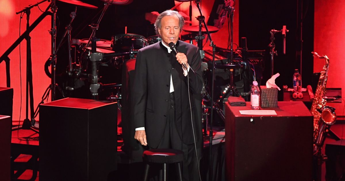 Julio Iglesias nega acusações de abuso sexual de ex-empregadas domésticas