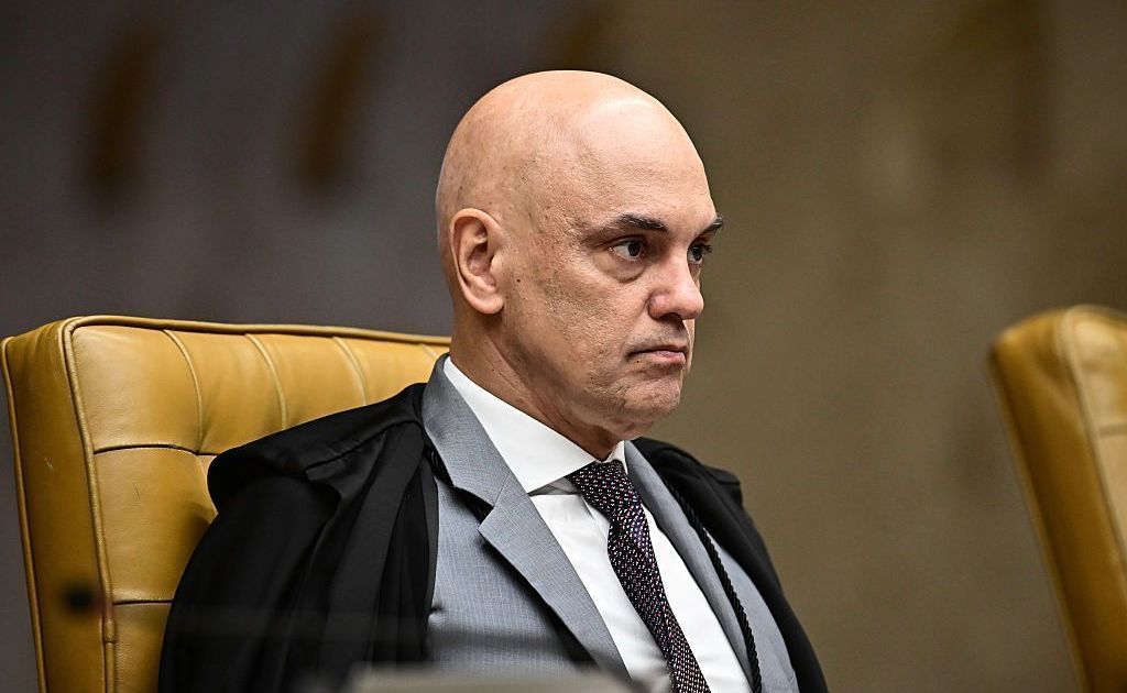 Moraes envia a Gilmar pedido de prisão domiciliar para Bolsonaro