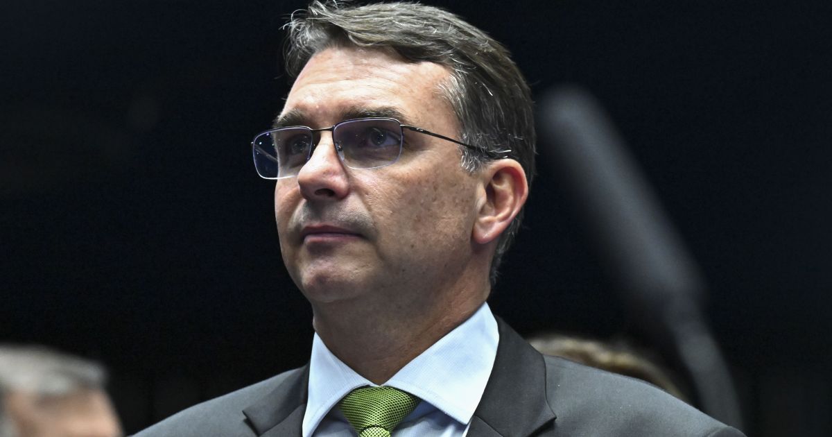 PL quer Flávio Bolsonaro mais acessível em 2026