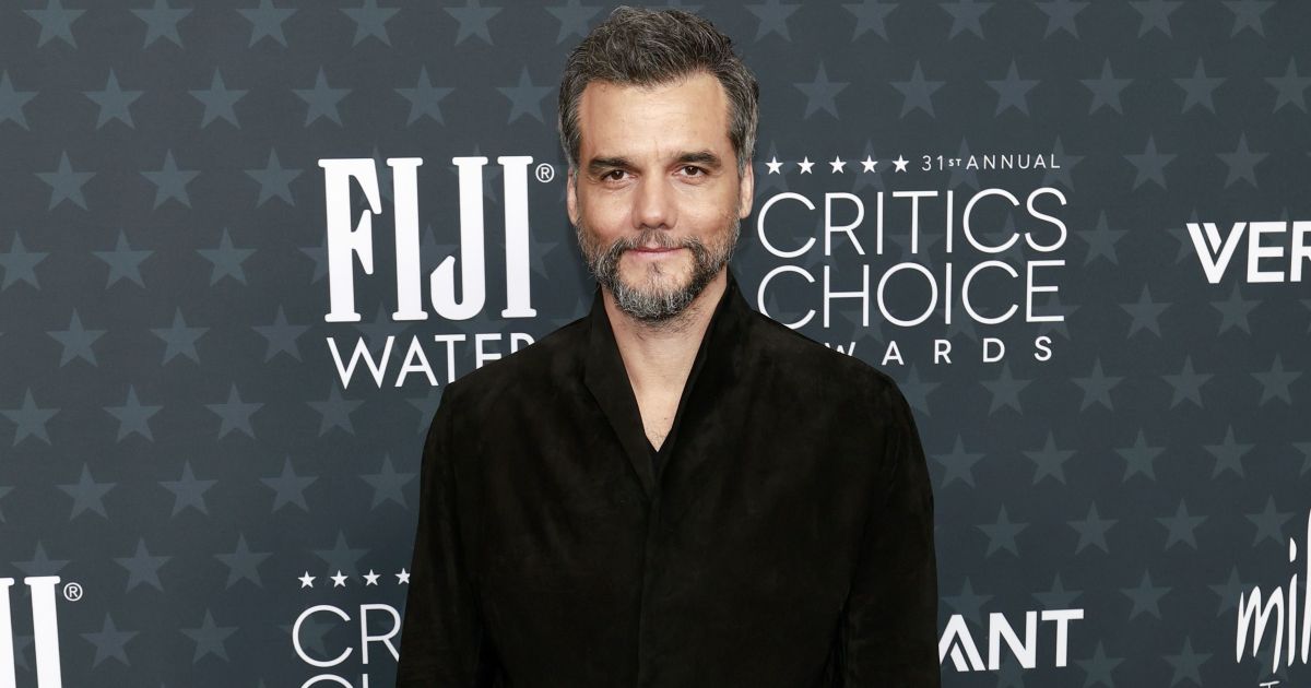 Web reage a Wagner Moura no Critics Choice 2026: “Saiu do banho e foi”