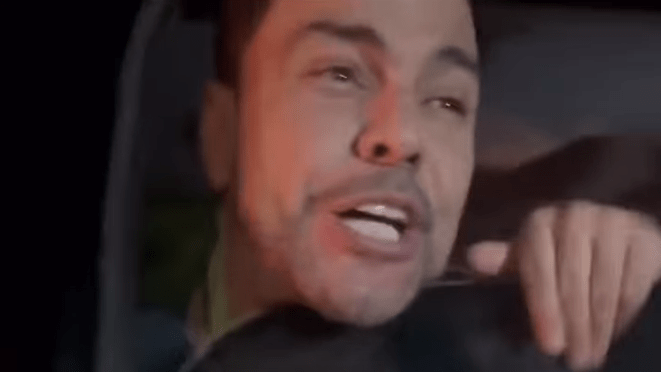 Zezé Di Camargo prende a cabeça no vidro do carro e viraliza